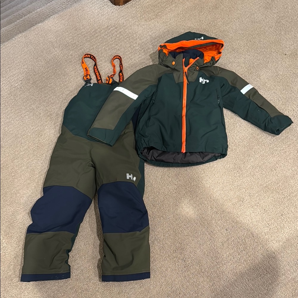 Helly Hansen Kids' matching ski and snow pant set size 7